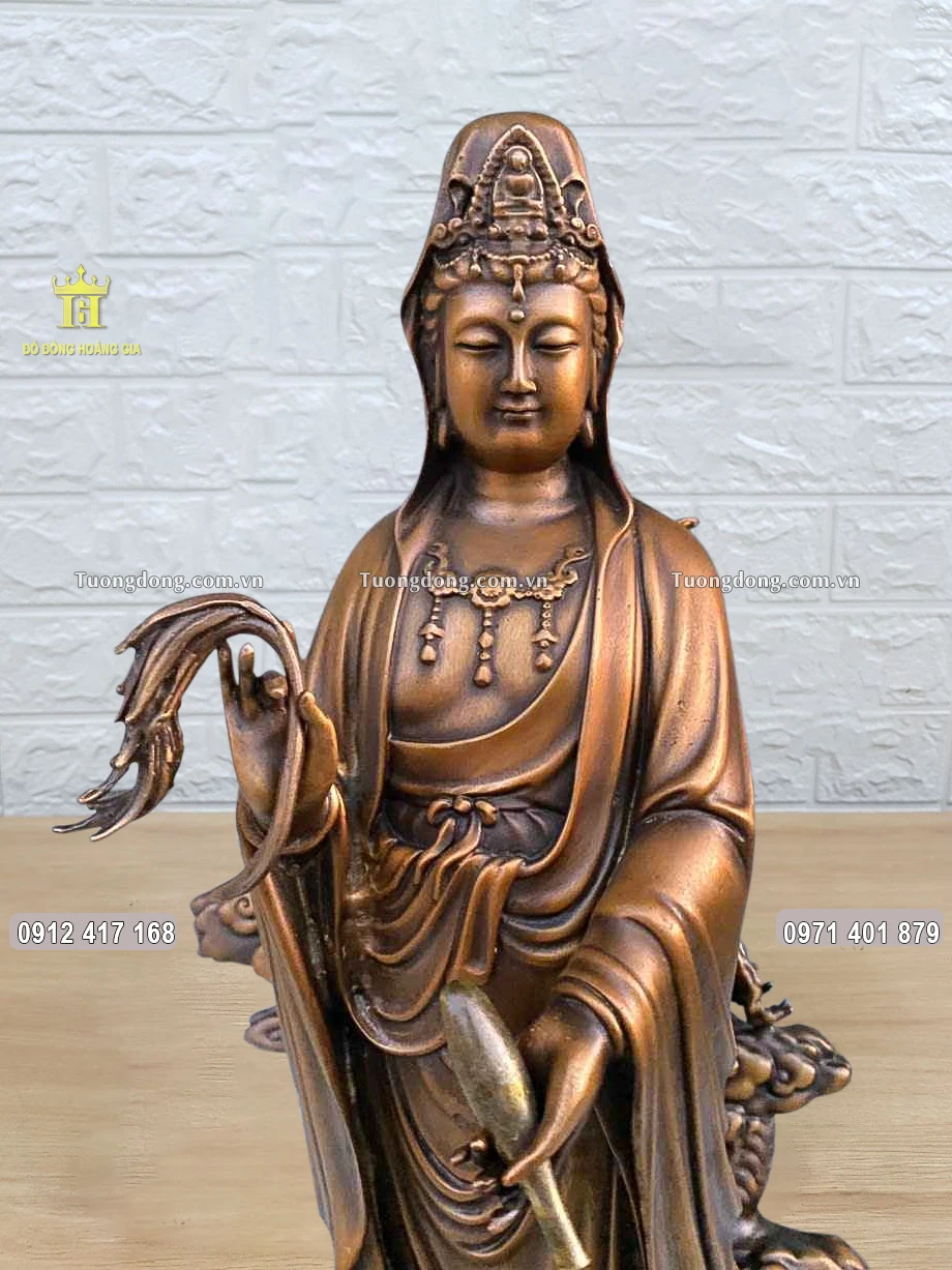 Gương mặt hiền hậu của Mẹ Quan Âm được chạm khắc sắc nét
